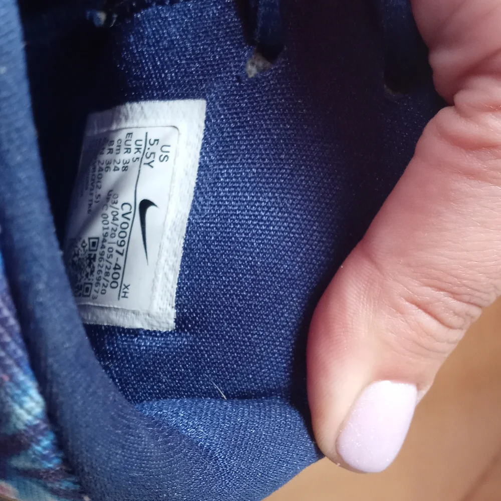 NIKE kids basketball sneakers 5.5Y - Picture 6 of 6